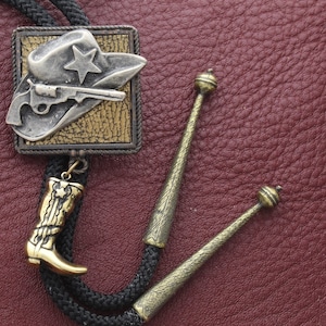 Western Bolo Tie, Hutmotiv, schwarze Nylonschnur, hergestellt in den USA