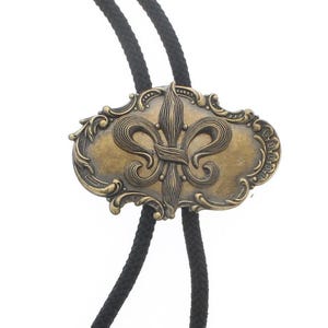 Corbata bolo estilo victoriano con flor de lis en oro antiguo de 41 mm x 64 mm, fabricada en EE. UU., cada una
