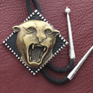 Western Bolo Tie, Tiger, schwarze Nylonschnur, hergestellt in USA