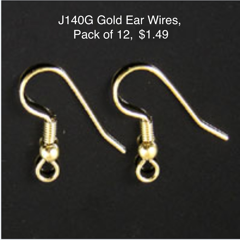 Puede incluir: Dos alambres para orejas de oro, tambi&eacute;n conocidos como ganchos para pendientes, se muestran sobre un fondo negro. Los alambres para orejas est&aacute;n hechos de metal y tienen un peque&ntilde;o bucle en la parte inferior. El texto "J140G Gold Ear Wires, Pack of 12, $1.49" es visible en la parte superior de la imagen.