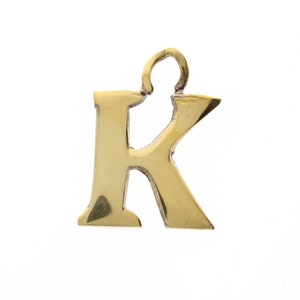 Colgantes con letras del alfabeto con iniciales A - W de 33 mm, monograma personalizado, latón pulido dorado, fabricados en EE. UU., 2 por unidad