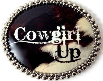 Cowgirl Rodeo Gürtelschnalle und Ledergürtel, Kunstbild aus Rindsleder auf silberfarbener Schnalle, schwarzer oder brauner Ledergürtel, Made in USA, Jeder