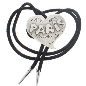 Cravatta Bolo Paris Silver Heart da 53 mm x 60 mm, cordino da 36", realizzata negli USA, ciascuna