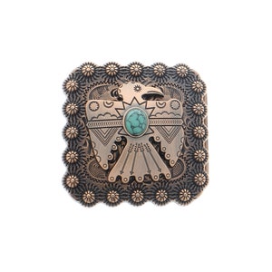 Pode incluir: Uma fivela de cinto quadrada com um design detalhado de um pássaro de estilo nativo americano com uma pedra turquesa no centro. A fivela é feita de metal de cor cobre.