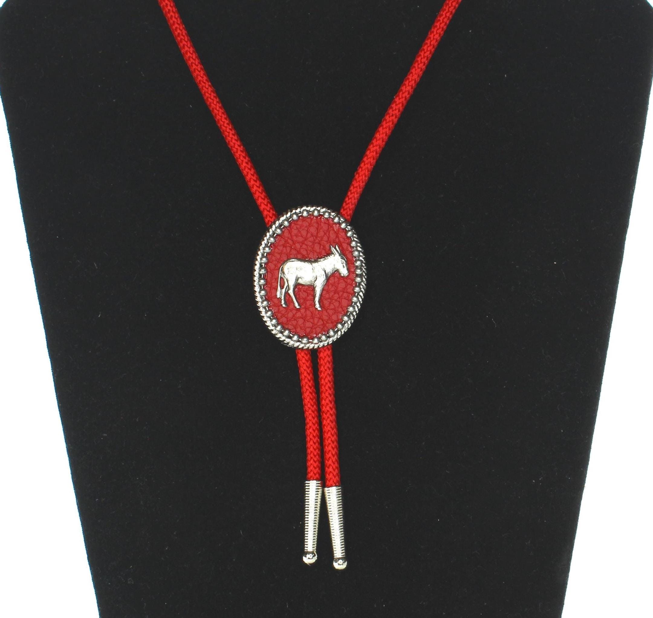 Cravatta Bolo Vintage In Smalto Rosso Con Nodo Celtico – Ciondolo In Lega Di Zinco, Laccio In Vera Pelle, Lunghezza Regolabile