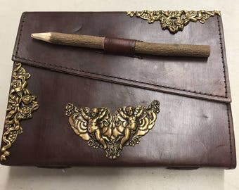 Journal en cuir marron fabriqué à la main, orné de loquets vintage en métal doré, chacun