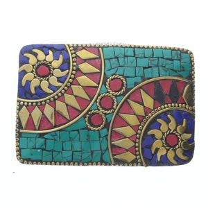 Fivela de mosaico com entalhe de 7,6 cm x 5 cm, serve em cintos de 3,8 cm.