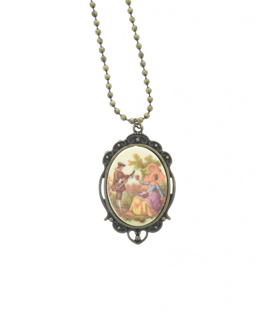 Collier Français Cameo 40mm, « French Couple with Lute », dans un sac cadeau, cabochon vintage, chaîne 18" ou 24", or antique ou cuivre antique, Chacun