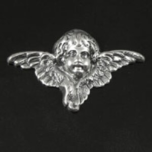 Puede incluir: Encanto de querub&iacute;n de plata con las alas extendidas. El querub&iacute;n tiene una cara redonda con una expresi&oacute;n dulce.