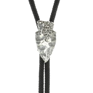 Corbata bolo estilo western con punta de flecha, con puntas de plumas, cordón negro, rojo, turquesa o verde oliva de 36", plata antigua, fabricada en EE. UU., cada una