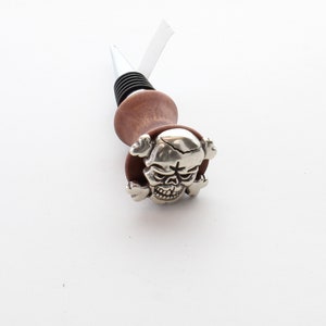 Weinverschluss aus Holz im Concho-Stil , Skull and Bones