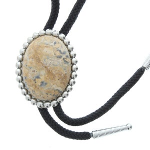 40mm Dolomit Naturstein Bolo Tie, ovaler Cabochon in Silberfassung mit passenden Spitzen, 36 &quot;Schwarze Schnur, made in USA, Jeder