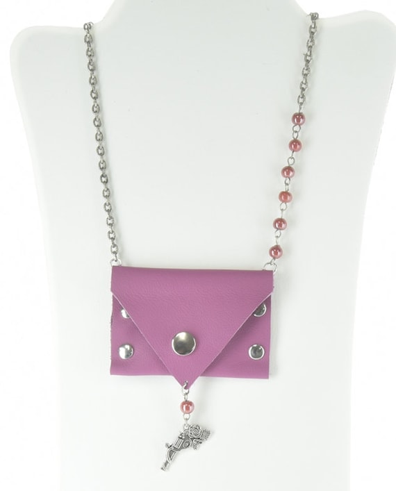 Collana con pochette in pelle rosa su catena di perline, pelle