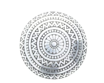 Op de afbeelding: Een zilveren ronde hanger met een gedetailleerd mandala-ontwerp. De hanger heeft concentrische cirkels met ingewikkelde patronen, waaronder een centraal bloemenmotief.