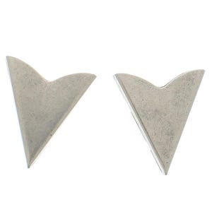Può includere: Due pezzi decorativi in metallo a forma di punta di freccia di colore argento.
