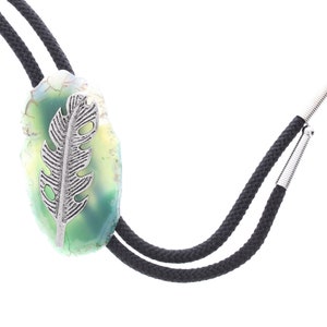 Bolo con piume sul retro in agata BOLO TIE, 36: cordoncino, prodotto negli Stati Uniti