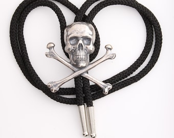 Skull & Bones Jolly Roger Bolo Tip, argent antique sur cordon noir, jute ou rouge de 36 po avec embouts, fabriqué aux États-Unis, chacun