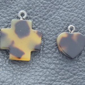 20mm Vintage Lucite Tortoise Shell Cross Pendant Charm, Made in Italy, pack of 2