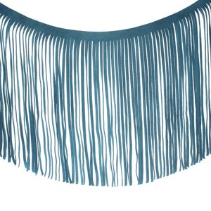 Puede incluir: Borde de flecos azul turquesa con un borde festoneado. El fleco está hecho de tela suave y fina y tiene aproximadamente 2,5 cm de largo.