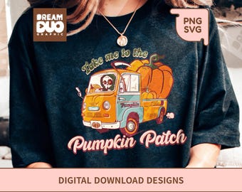 Puede incluir: Una camiseta azul oscuro con un gráfico de una camioneta vintage que lleva calabazas. El texto "Take me to the Pumpkin Patch" está impreso en la camiseta.