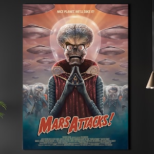 以下が含まれることがあります： 映画「マーズ・アタック！」のフレーム入りキャンバスプリント。大きな頭と赤いローブを着た火星人が、空飛ぶ円盤に囲まれています。「Mars Attacks!」の文字が大きく表示されています。