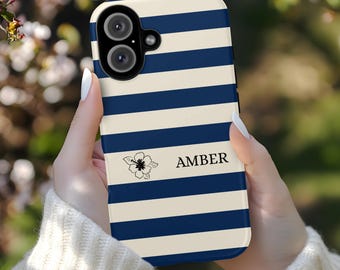 Può includere: Custodia per smartphone con motivo a righe blu e bianche. La custodia presenta il nome "AMBER" in testo nero, insieme a una piccola grafica floreale. La custodia ha un ritaglio per la fotocamera nella parte superiore.