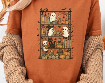 Camiseta Comfort Colors Halloween com Fantasma da Biblioteca, Camiseta para Amantes de Livros, Camiseta de Leitura de Halloween, Camiseta com Gato Fantasma Assustador e Fofo, Camiseta de Halloween com Estilo Livreiro