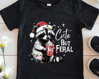 Camiseta "Lindo pero salvaje", divertida camiseta navideña de mapache, linda camiseta navideña de mapache, camiseta infantil de mapache, regalo para amantes de los mapaches, divertida camiseta infantil de animales