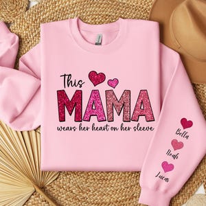 Diese Mama trägt ihr Herz auf dem Ärmel Sweatshirt, Mama Hoodie mit dem Namen der Kinder auf dem Ärmel, Muttertagsgeschenk, personalisiertes Mama T-Shirt, süßes Mama Geschenk