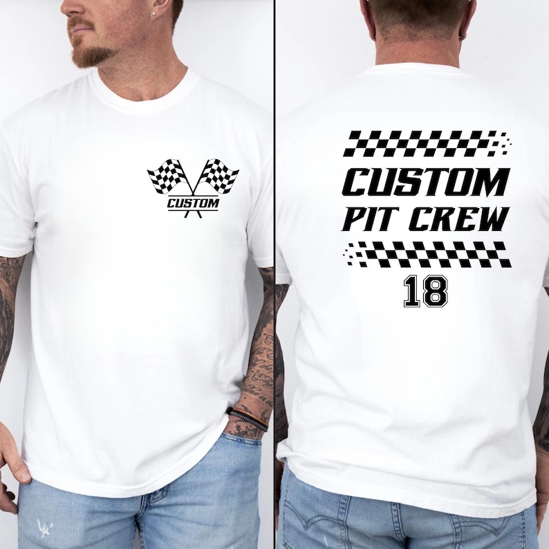 以下が含まれることがあります： 白のTシャツ。前面には、黒と白のチェッカーフラッグのデザインと「CUSTOM」の文字。背面には「CUSTOM PIT CREW」と数字の「18」が黒色でプリントされています。