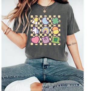 Camisa con amuleto de la suerte Comfort Colors®, camisa con trébol y arcoíris, camisa del Día de San Patricio, camisa de San Patricio, camisa de la suerte, camisa de la buena suerte de San Patricio imagen 2