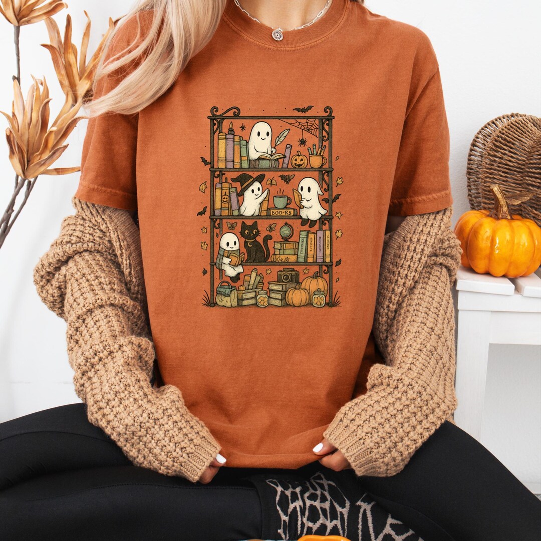 T-Shirt Insegnante Halloween Donna: Groovy "Leggi Più Libri" Con Fantasma, Manica Corta, Girocollo, Albicocca, Taglie S-XXL - 2