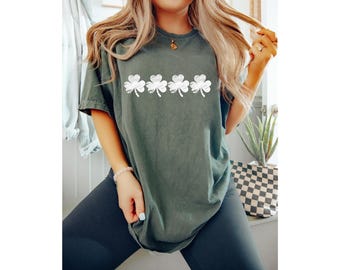 Komfort Farben Retro Kleeblatt Shirt, Damen Shenanigans Shirt, süßes St Patricks Day Shirt, Glücksbringer Shirt, irisches Shirt, vierblättriges Kleeblatt