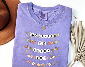 Maglietta Comfort Colors "Enchanted to Teach You", bracciale per insegnanti, regalo per insegnanti, maglietta "Back to School", maglietta "In My Teacher Era"