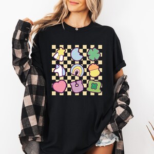 Camisa con amuleto de la suerte Comfort Colors®, camisa con trébol y arcoíris, camisa del Día de San Patricio, camisa de San Patricio, camisa de la suerte, camisa de la buena suerte de San Patricio imagen 3
