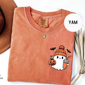 Comfort Colors® Süßes Halloween-Hemd, süßes Geist-Hemd, Geist, der einen Kaffee trinkt, Geist-Kürbis-Hemd, Halloween-Geschenke