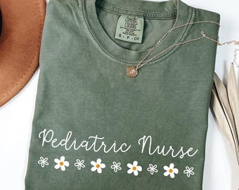 Maglietta floreale per infermiere pediatrico Comfort Colors®, graziosa maglietta per infermiere pediatrico, maglietta per terapia intensiva pediatrica con fiori di campo, maglietta per infermieri, regalo di ringraziamento per infermieri