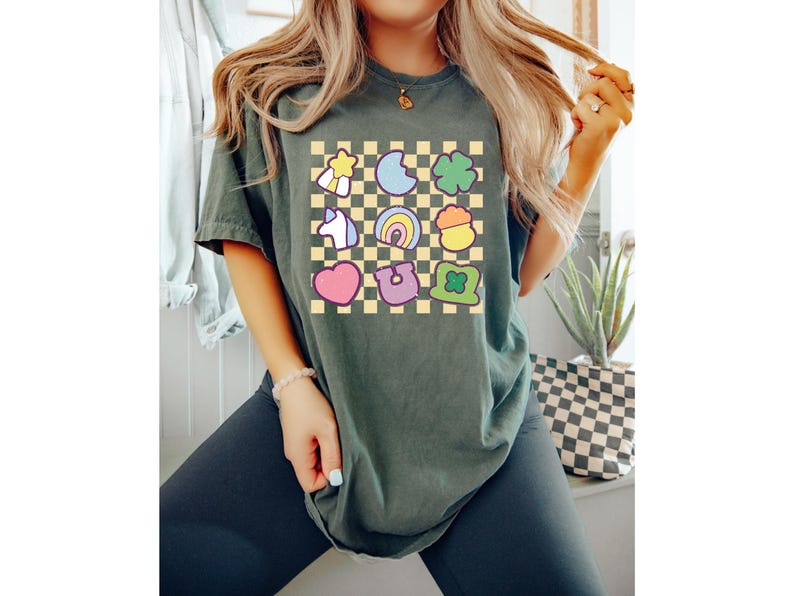 Camisa con amuleto de la suerte Comfort Colors®, camisa con trébol y arcoíris, camisa del Día de San Patricio, camisa de San Patricio, camisa de la suerte, camisa de la buena suerte de San Patricio imagen 1