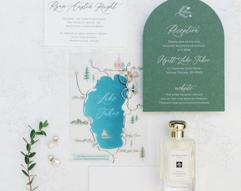 Puede incluir: Conjunto de invitaciones de boda con un esquema de color verde y blanco. La invitación presenta una ilustración de acuarela de un lago y árboles. La tarjeta de recepción presenta un arco verde con el texto "Recepción" y el nombre del lugar "Hyatt Lake Tahoe".