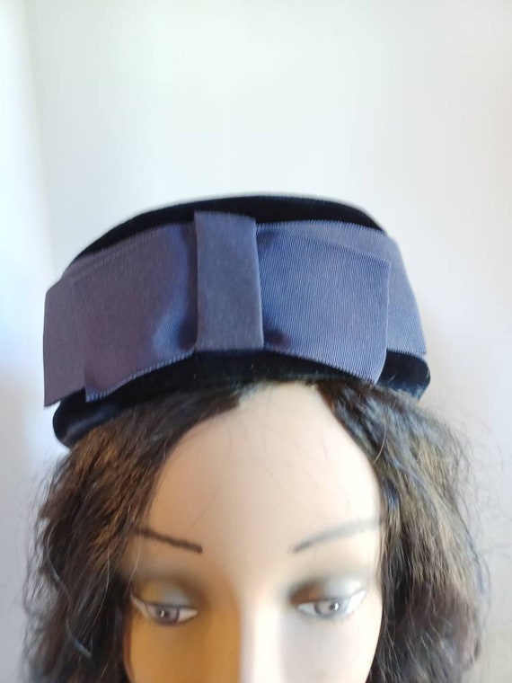 Vinrage Navy Blue Velvet Pillbox Style Ladies Hat… - image 5