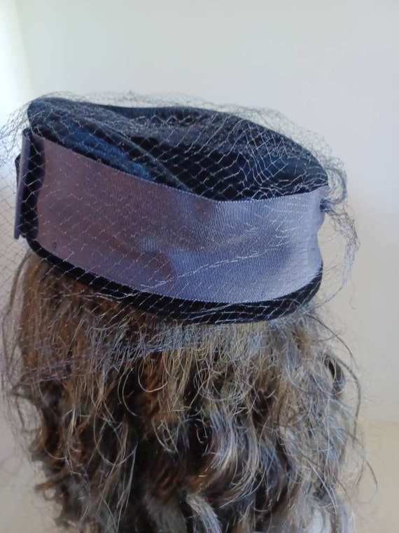 Vinrage Navy Blue Velvet Pillbox Style Ladies Hat… - image 8