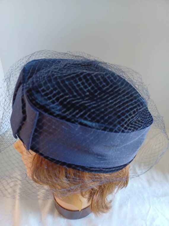 Vinrage Navy Blue Velvet Pillbox Style Ladies Hat… - image 2