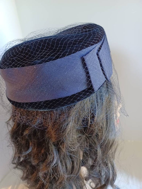 Vinrage Navy Blue Velvet Pillbox Style Ladies Hat… - image 10
