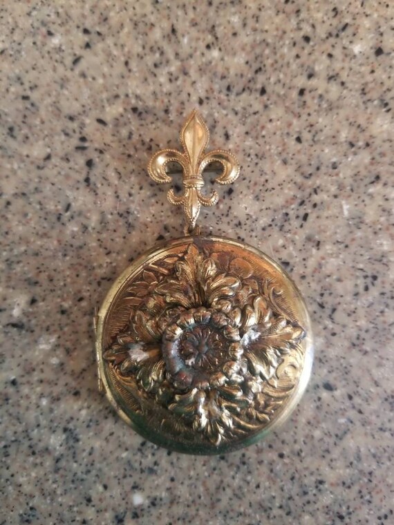 Vintage Gold Engraved Locket Fleur De Lis Brooch … - image 1