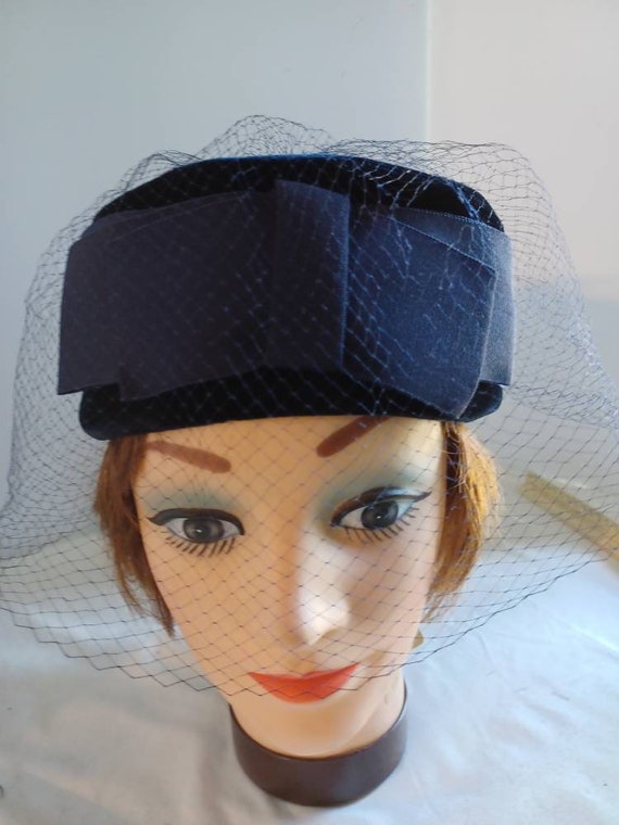 Vinrage Navy Blue Velvet Pillbox Style Ladies Hat… - image 1