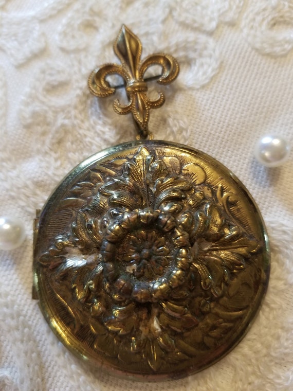 Vintage Gold Engraved Locket Fleur De Lis Brooch … - image 5