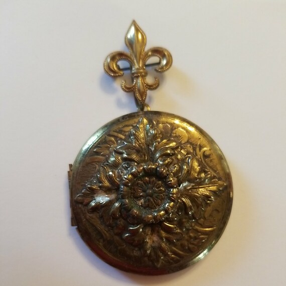 Vintage Gold Engraved Locket Fleur De Lis Brooch … - image 6
