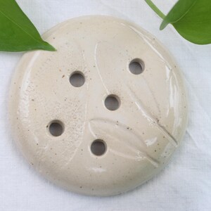 Porta piante decorato con foglie in ceramica lavorata a mano per composizioni floreali