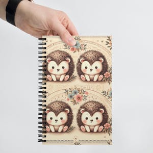 Cuaderno de espiral con diseño de erizo bohemio. Lindo diario para tomar notas y hacer garabatos. Cuaderno o diario para estudiantes. Regalo para los amantes de los erizos.
