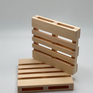 Mini Pine Wood Pallet – 1:12 Scale Dollhouse Furniture, Rustic Crate Display Stand